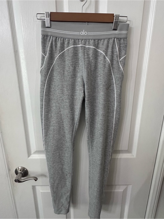 ALO Yoga Pants - Alo Yoga Alosoft High-Waist 7/8 Heart Throb Leggings - Heather Grey, Size Medium